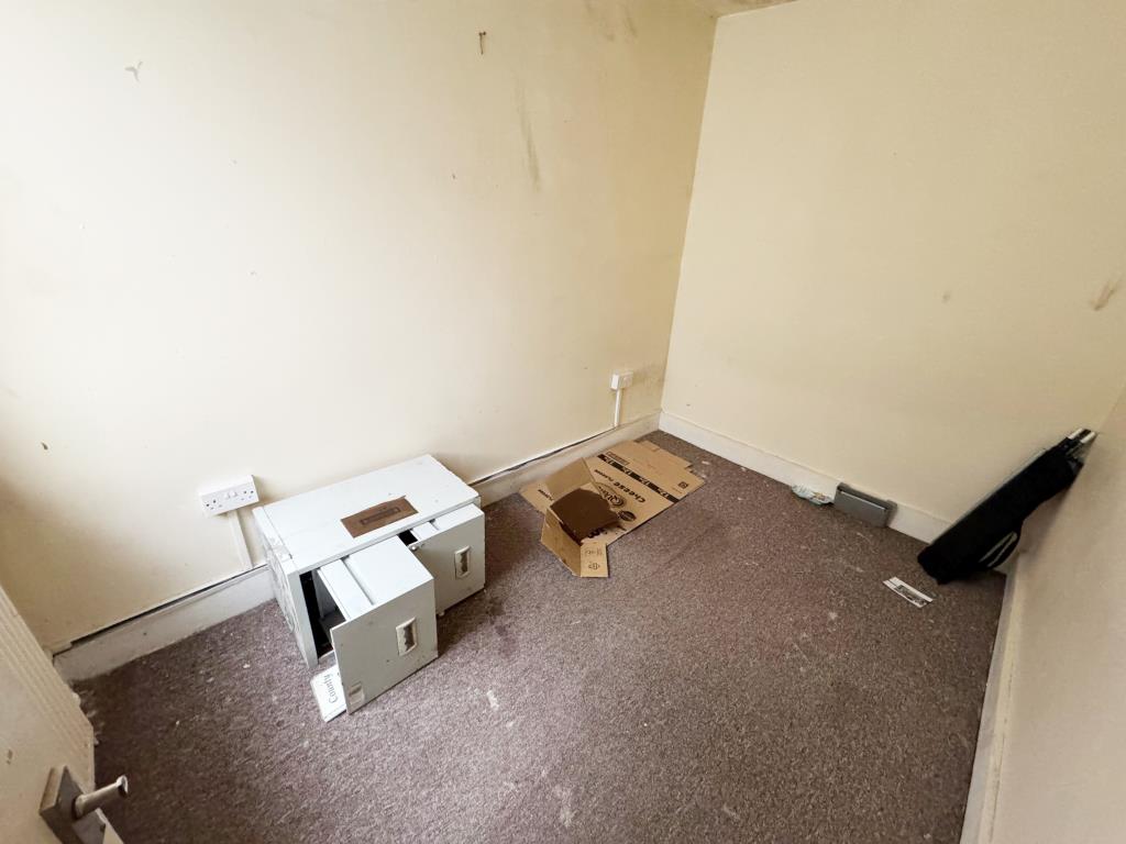 Lot: 136 - TERRACE HOUSE FOR IMPROVEMENT - Bedroom 2